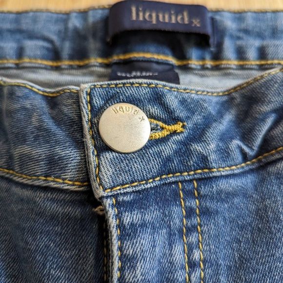 LiquidX Size 9 Blue jeans with Embroidered Rose and distressed 28 inch inseam - Picture 7 of 11